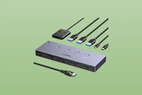 Ein KVM-Switch von UGREEN ermöglicht den Anschluss mehrerer PCs an einen Monitor und eine Tastatur/Maus. Hier ist ein 4-Port 8K KVM-Switch.